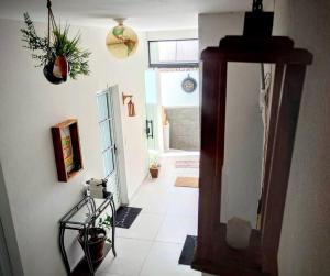 Habitación con pasillo con espejo y puerta en ap4 apropriado para arbnb! mais opções no perfil., en Itatiba