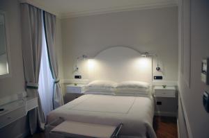 羅馬的住宿－特萊維噴泉套房酒店，卧室配有白色的床和窗户。