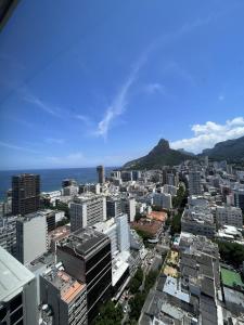 una vista aérea de una ciudad con el océano en Apartamento com Vista Imperdível en Río de Janeiro