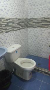 a bathroom with a white toilet and a sink at HOTEL VISTA AL MAR habitacion para 2 personas in Rodadero