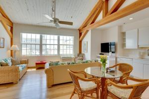 sala de estar con sofá y mesa en Sunny Penthouse Suite at the Palm Beach Hotel, en Palm Beach