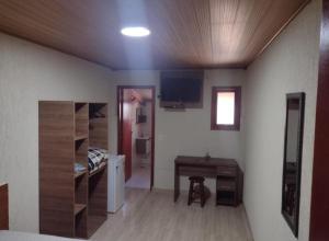 玛丽亚达费Pousada Shambhala的客房设有带书桌和床的卧室。