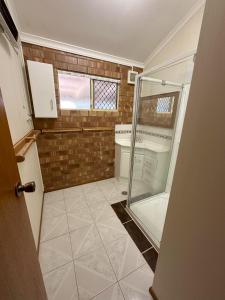 une cuisine vide avec une douche en verre dans une pièce dans l'établissement Tranquil Trevally, à Tin Can Bay