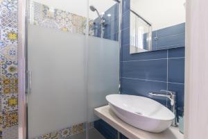 un bagno con un lavandino bianco e uno specchio di Ibla nel Cuore a Ragusa Altre 17 foto