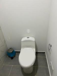 - une salle de bains avec des toilettes blanches dans une cabine dans l'établissement apto lugar exclusivo Armenia quindio, à Armenia