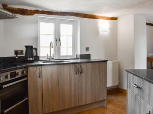 kuchnia ze zlewem i oknem w obiekcie Cobblers Retreat w mieście Birley
