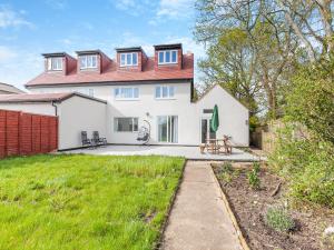 een groot wit huis met een rood dak bij Uk46915 - 2 Orchard Farm Cottage in East Grinstead