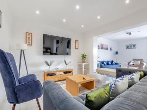 ein Wohnzimmer mit einem Sofa und 2 Stühlen in der Unterkunft Uk46877 - 1 Orchard Farm Cottage in East Grinstead