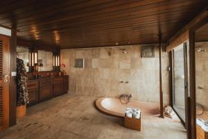 Koupelna v ubytování Jimbaran Puri, A Belmond Hotel, Bali
