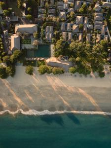 - une vue aérienne sur une plage avec des maisons et l'océan dans l'établissement Jimbaran Puri, A Belmond Hotel, Bali, à Jimbaran