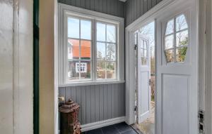 un pasillo vacío con puerta y ventanas en 1 Bedroom Awesome Apartment In Stenkullen, en Stenkullen