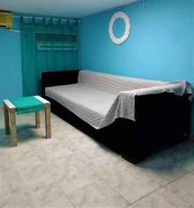 スキアトスタウンにあるRafaela’s Houseの青いベッドルーム(ベッド1台、スツール付)