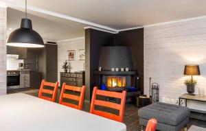 uma sala de estar com uma mesa e cadeiras e uma lareira em Awesome Apartment In Hemsedal With Wifi em Hemsedal