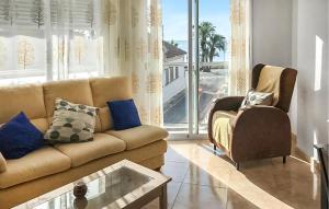 - un salon avec un canapé et une chaise dans l'établissement Pet Friendly Apartment In San Javier With Kitchen, à San Javier