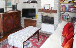 - un salon avec un canapé et une cheminée dans l'établissement Nice Apartment In Germignaga va With Kitchen, à Germignaga