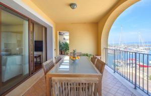 een balkon met een tafel en stoelen en uitzicht bij San Rocco in San Rocco