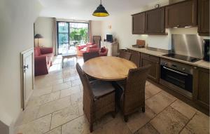 una cucina con un tavolo e delle sedie in legno di Lovely Home In Saint-Laurent-De-La-Cabrerisse a Saint-Laurent-de-la-Cabrerisse