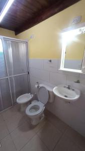 un baño con inodoro y lavabo en COMPLEJO MAINUMBI DUPLEX 5, en Mercedes