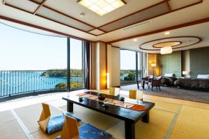 志摩的住宿－桑佩拉志摩酒店，享有水景的客厅