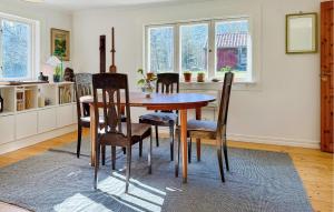 a dining room table and chairs in a kitchen at 3 Bedroom Pet Friendly Home In Skldinge in Sköldinge