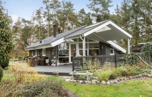 Casa pequeña con porche y patio en 2 Bedroom Stunning Home In Havndal, en Havndal