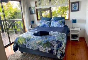 Peaceful guest suite with balcony views and garden setting房間的床
