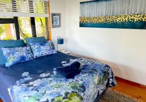 Peaceful guest suite with balcony views and garden setting房間的床