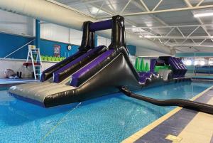 un tobogán de agua en una piscina en Sandy Bay Lodge, en Newbiggin-by-the-Sea