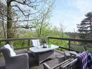 patio con tavolo e sedie su una terrazza di The Hideaway a Quatford