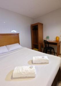 達古潘的住宿－瓦勒斯塔賓館，一间卧室配有一张床,上面有两条毛巾