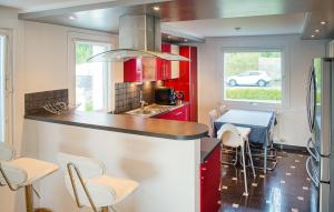 Kuchyň nebo kuchyňský kout v ubytování Amazing Home In Bankeryd With Lake View