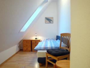 une chambre avec un lit, un bureau et une chaise dans l'établissement Haus Tante Clara Skipperkoje, Whg 20, Kukshörner Weg 8b, à Dangast
