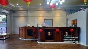 una sala con un podio en una sala con faroles rojos en The Upper Deck Hotel, en Kudat