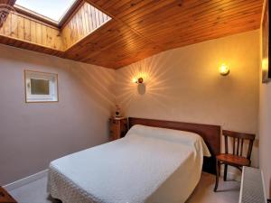 1 dormitorio con cama blanca y techo de madera en Gîte Saint-Didier-sur-Rochefort, 3 pièces, 4 personnes - FR-1-496-12, en Saint-Didier-sur-Rochefort