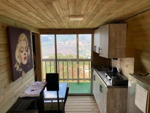 cocina con mesa y ventana grande en Chalet El Pinal - Copacabana, en La Estrella