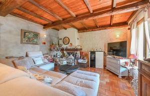 Ruang duduk di Lovely Home In Saint-Privat-Des-Vieux