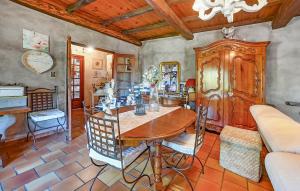 Ruang duduk di Lovely Home In Saint-Privat-Des-Vieux