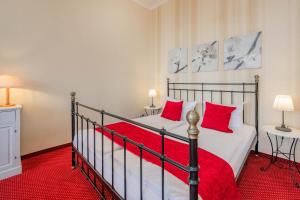 una camera da letto con un letto con cuscini rossi di Strandvillen Wald & See - 04 a Zinnowitz