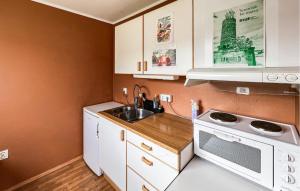 una pequeña cocina con fregadero y microondas en Stunning Apartment In Stavanger With Kitchen en Stavanger