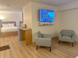 Pokój z łóżkiem i telewizorem na ścianie w obiekcie Explorer Rest & Recreation w mieście Sandusky