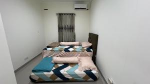 Cama ou camas em um quarto em House Villa Rancamaya Bogor
