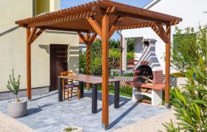 Κήπος έξω από το 2 Bedroom Lovely Apartment In Barbat