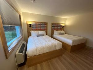 Una cama o camas en una habitación de Explorer Rest & Recreation