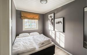 1 dormitorio con cama y ventana en Gorgeous Home In Lindesnes With Kitchen en Spangereid