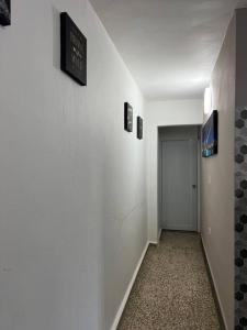 un pasillo con una puerta y un cartel en la pared en Villa Orquídea 4, en Humacao