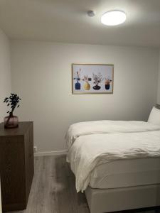 1 dormitorio con 1 cama y una foto en la pared en Home for your trip en Klofta