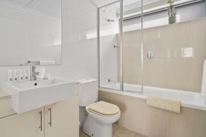 Ένα μπάνιο στο Newtown Outlook - Vibrant Parkside Retreat near CBD +18 φωτογραφίες