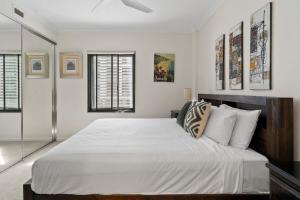 מיטה או מיטות בחדר ב-'Vibrant City Gem' Stylish Retreat for Work and Play
