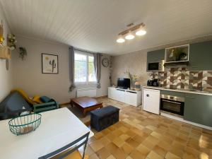 uma sala de estar com uma mesa e uma cozinha em Appartement La Tranche-sur-Mer, 2 pièces, 4 personnes - FR-1-22-334 em La Tranche-sur-Mer