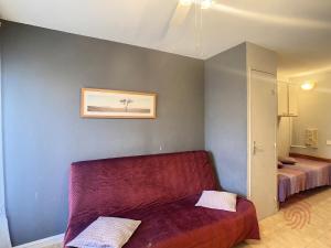 ein Wohnzimmer mit Sofa und ein Schlafzimmer in der Unterkunft Studio Charmant à Lamalou-les-Bains, Balcon, Wifi, Proche Thermes et Nature - FR-1-451-208 in Lamalou-les-Bains